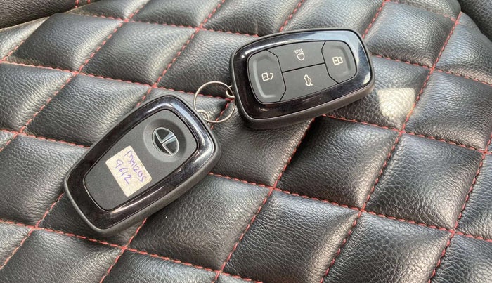 2022 Tata NEXON XZA PLUS PETROL, Petrol, Automatic, 9,889 km, Key Close Up