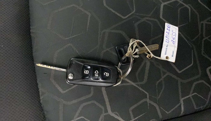 2016 Tata Tiago XT PETROL, CNG, Manual, 86,753 km, Key Close Up