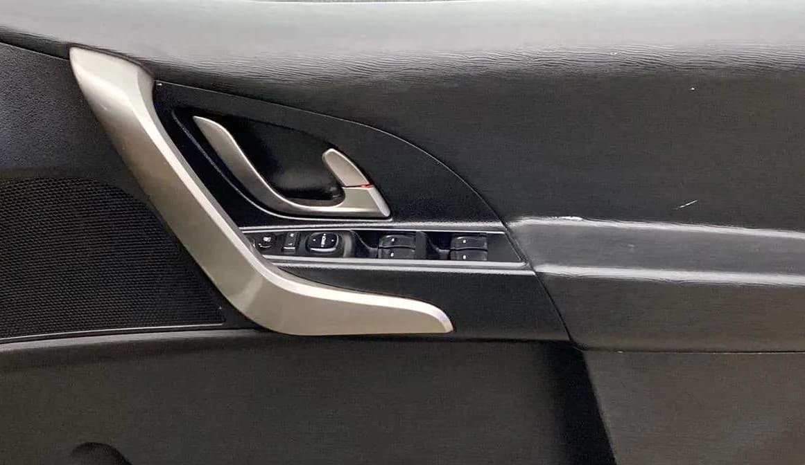 2020 Mahindra XUV500 W7, Diesel, Manual, 30,941 km, Driver Side Door Panels Control