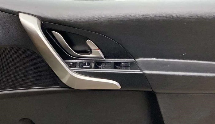 2020 Mahindra XUV500 W7, Diesel, Manual, 30,941 km, Driver Side Door Panels Control
