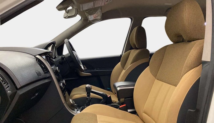 2020 Mahindra XUV500 W7, Diesel, Manual, 30,941 km, Right Side Front Door Cabin
