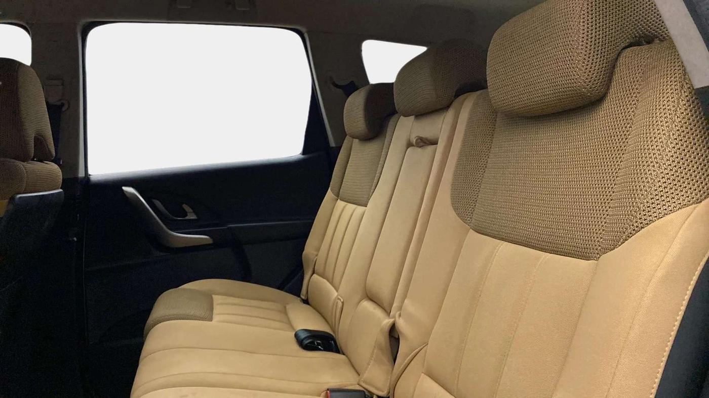 2020 Mahindra XUV500 W7, Diesel, Manual, 30,941 km, Right Side Rear Door Cabin
