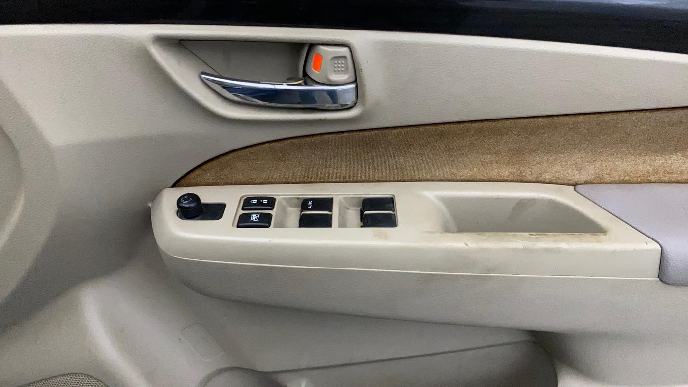 2017 Maruti Ciaz DELTA 1.4 MT PETROL, Petrol, Manual, 1,02,069 km, Driver Side Door Panels Control