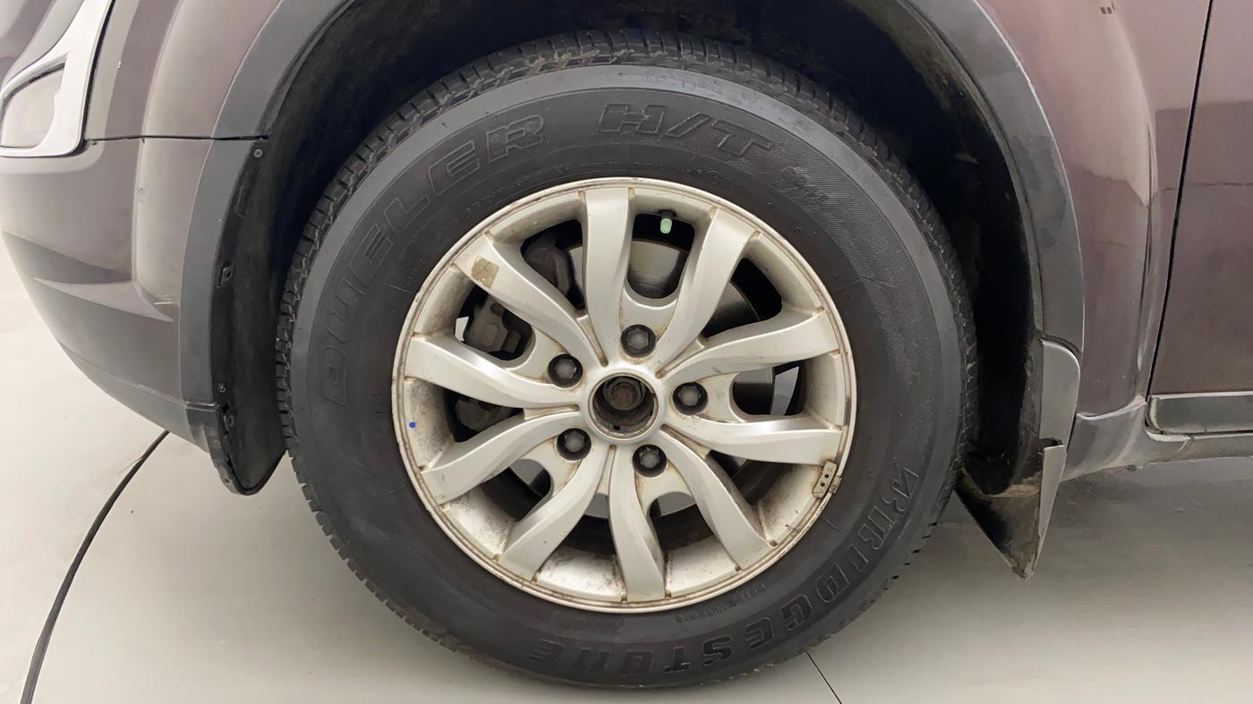 2018 Mahindra XUV500 W10 AT, Diesel, Automatic, 1,00,457 km, Left Front Wheel