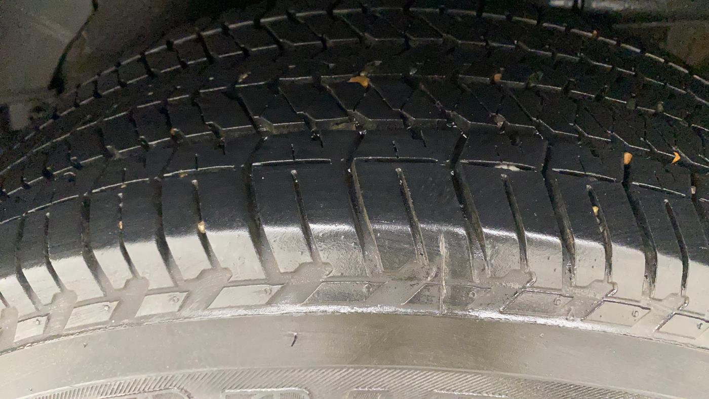2018 Mahindra XUV500 W10 AT, Diesel, Automatic, 1,00,457 km, Left Rear Tyre Tread