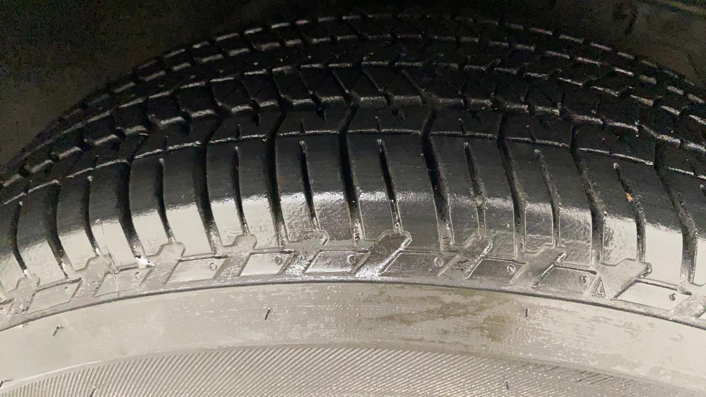 2018 Mahindra XUV500 W10 AT, Diesel, Automatic, 1,00,457 km, Right Front Tyre Tread