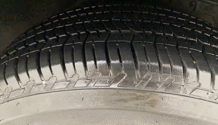 2018 Mahindra XUV500 W10 AT, Diesel, Automatic, 123 km, Right Front Tyre Tread