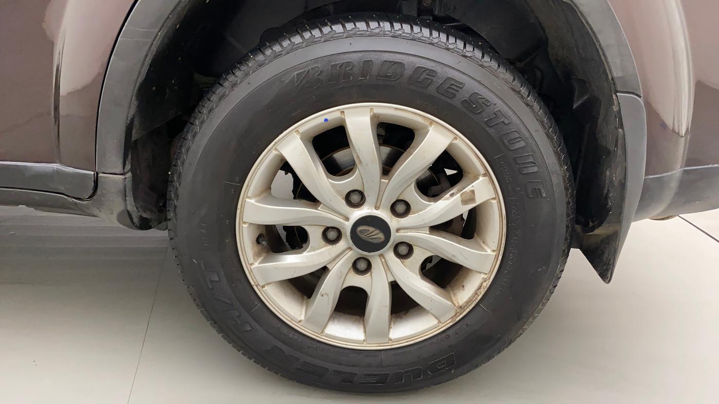 2018 Mahindra XUV500 W10 AT, Diesel, Automatic, 1,00,457 km, Left Rear Wheel