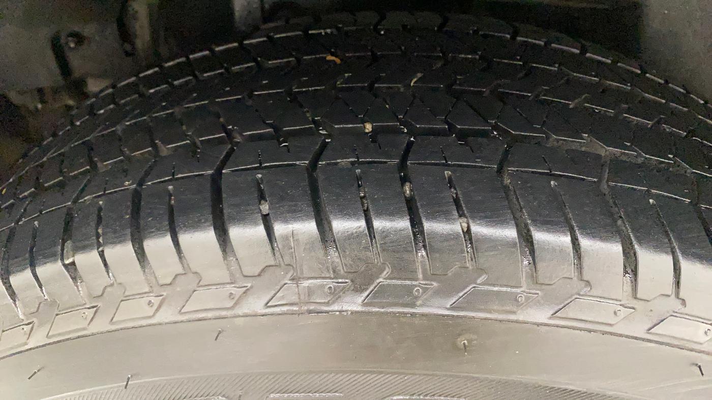 2018 Mahindra XUV500 W10 AT, Diesel, Automatic, 1,00,457 km, Right Rear Tyre Tread