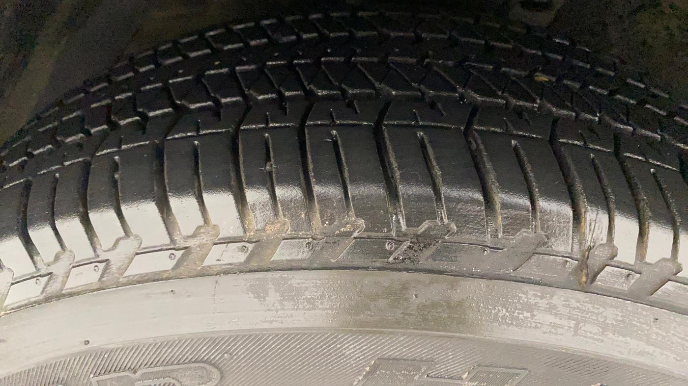 2018 Mahindra XUV500 W10 AT, Diesel, Automatic, 1,00,457 km, Left Front Tyre Tread