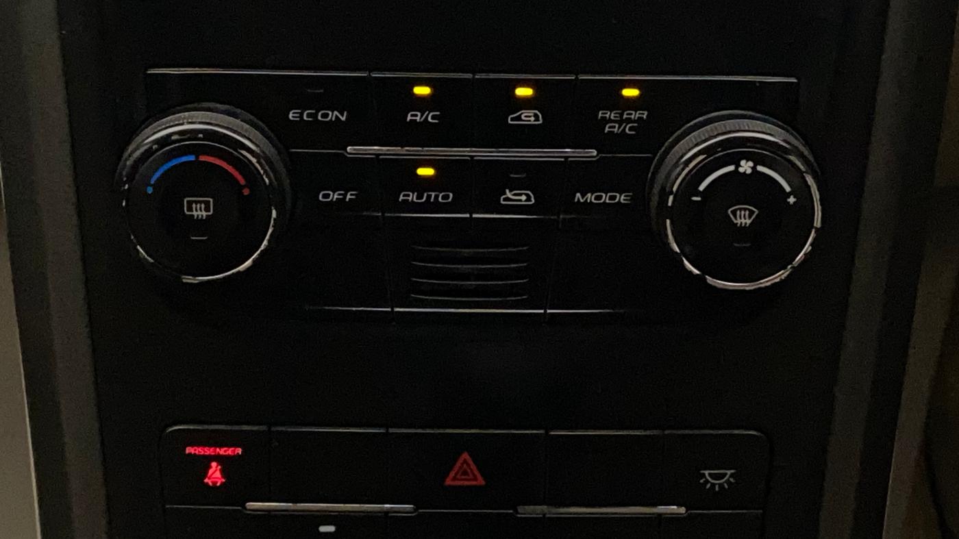 2018 Mahindra XUV500 W10 AT, Diesel, Automatic, 1,00,457 km, Automatic Climate Control