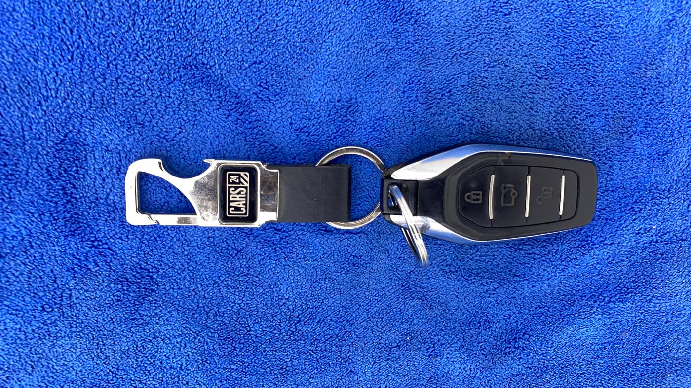 2018 Mahindra XUV500 W10 AT, Diesel, Automatic, 1,00,457 km, Key Close Up