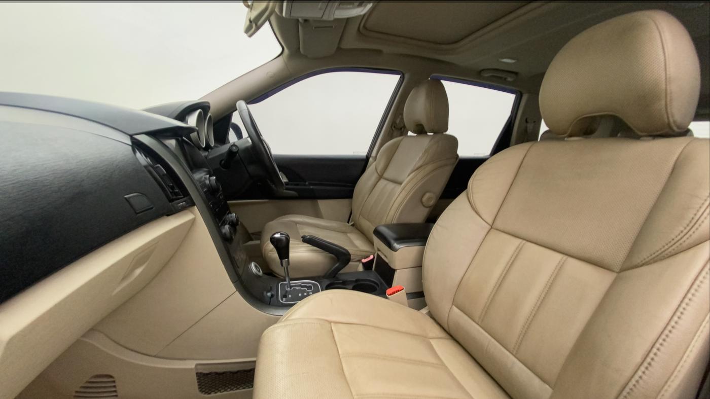 2018 Mahindra XUV500 W10 AT, Diesel, Automatic, 1,00,457 km, Right Side Front Door Cabin