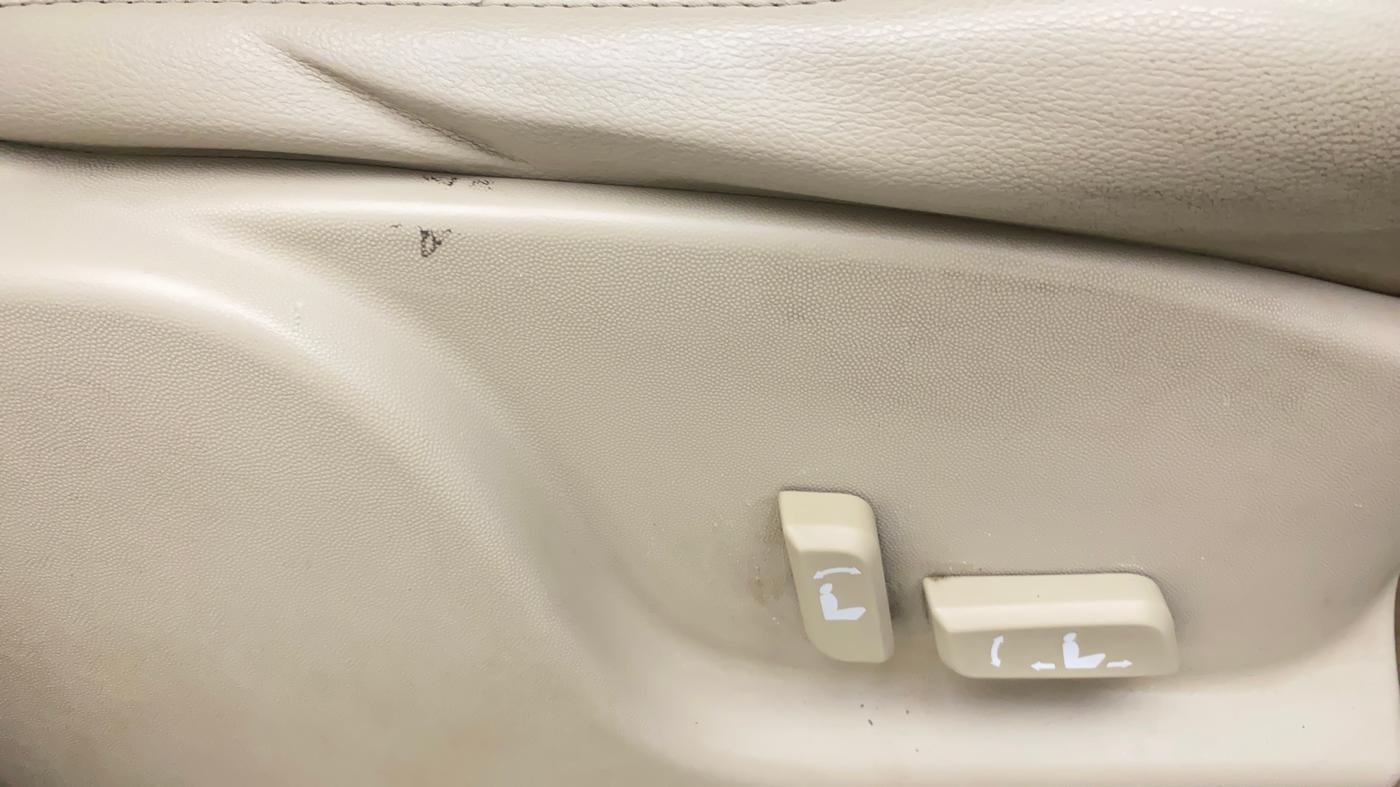 2018 Mahindra XUV500 W10 AT, Diesel, Automatic, 1,00,457 km, Driver Side Adjustment Panel