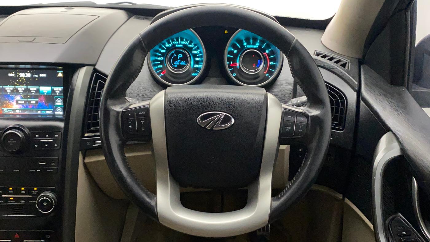 2018 Mahindra XUV500 W10 AT, Diesel, Automatic, 1,00,457 km, Steering Wheel Close Up