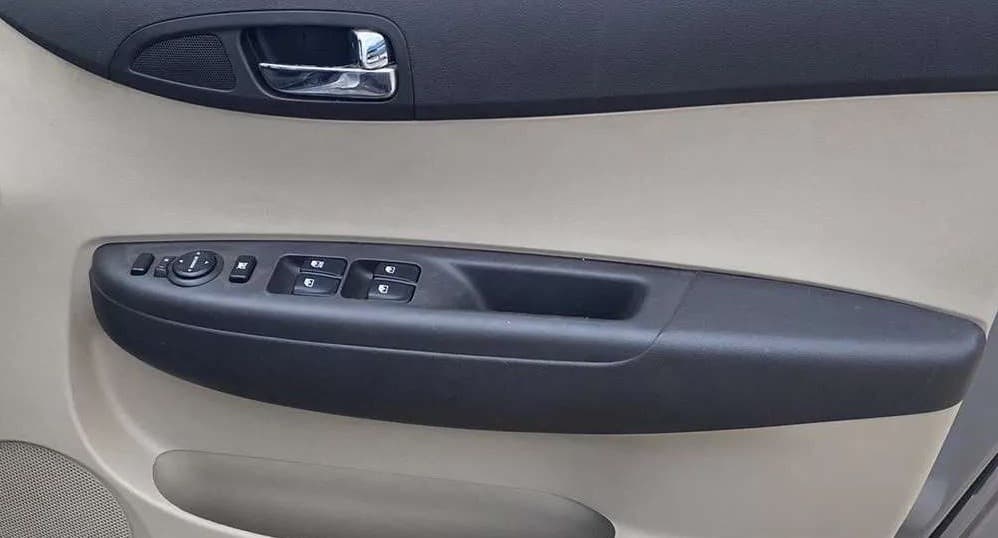 2013 Hyundai i20 SPORTZ 1.2, Petrol, Manual, 32,007 km, Driver Side Door Panels Control