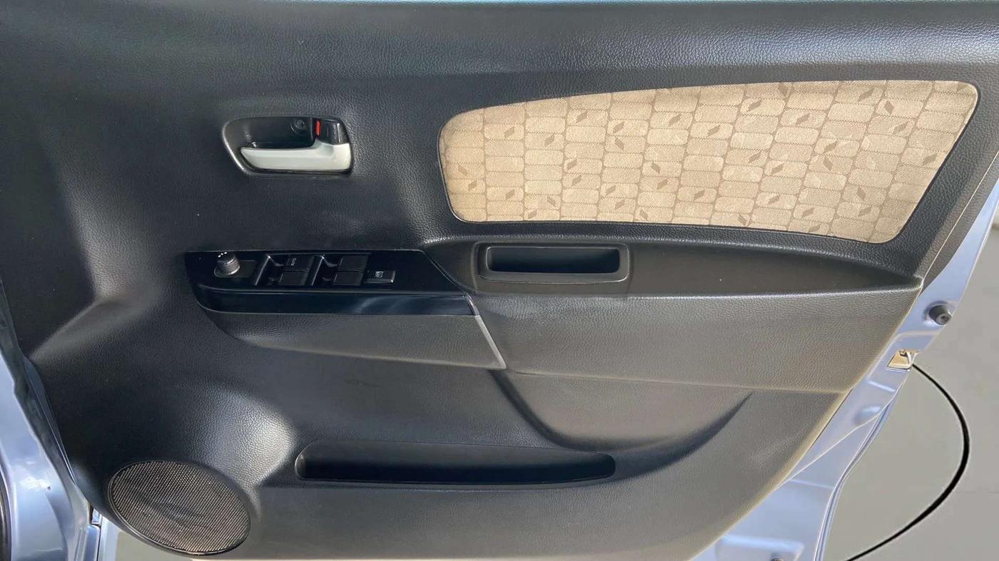 2017 Maruti Wagon R 1.0 VXI + (O) AMT, Petrol, Automatic, 57,272 km, Driver Side Door Panels Control