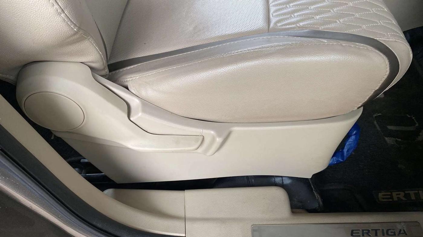 2022 Maruti Ertiga VXI CNG, CNG, Manual, 55,161 km, Driver Side Adjustment Panel