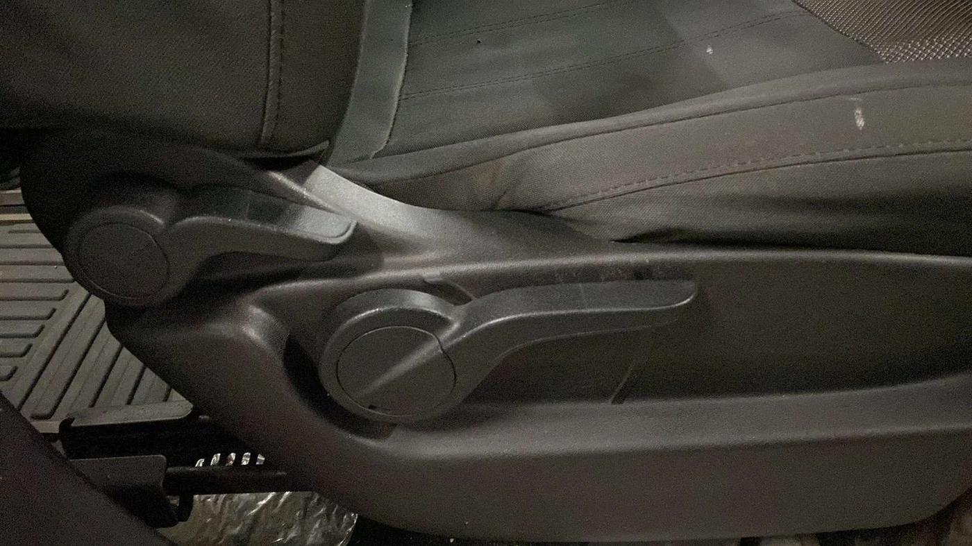 2018 Mahindra XUV500 W5, Diesel, Manual, 65,099 km, Driver Side Adjustment Panel
