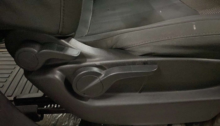 2018 Mahindra XUV500 W5, Diesel, Manual, 65,099 km, Driver Side Adjustment Panel