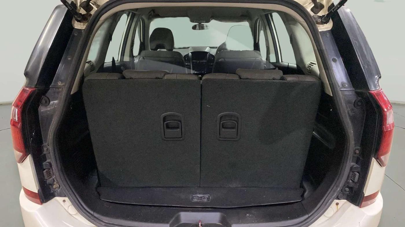 2018 Mahindra XUV500 W5, Diesel, Manual, 65,099 km, Boot Inside