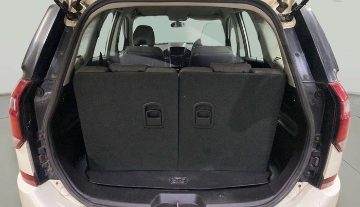 2018 Mahindra XUV500 W5, Diesel, Manual, 65,099 km, Boot Inside
