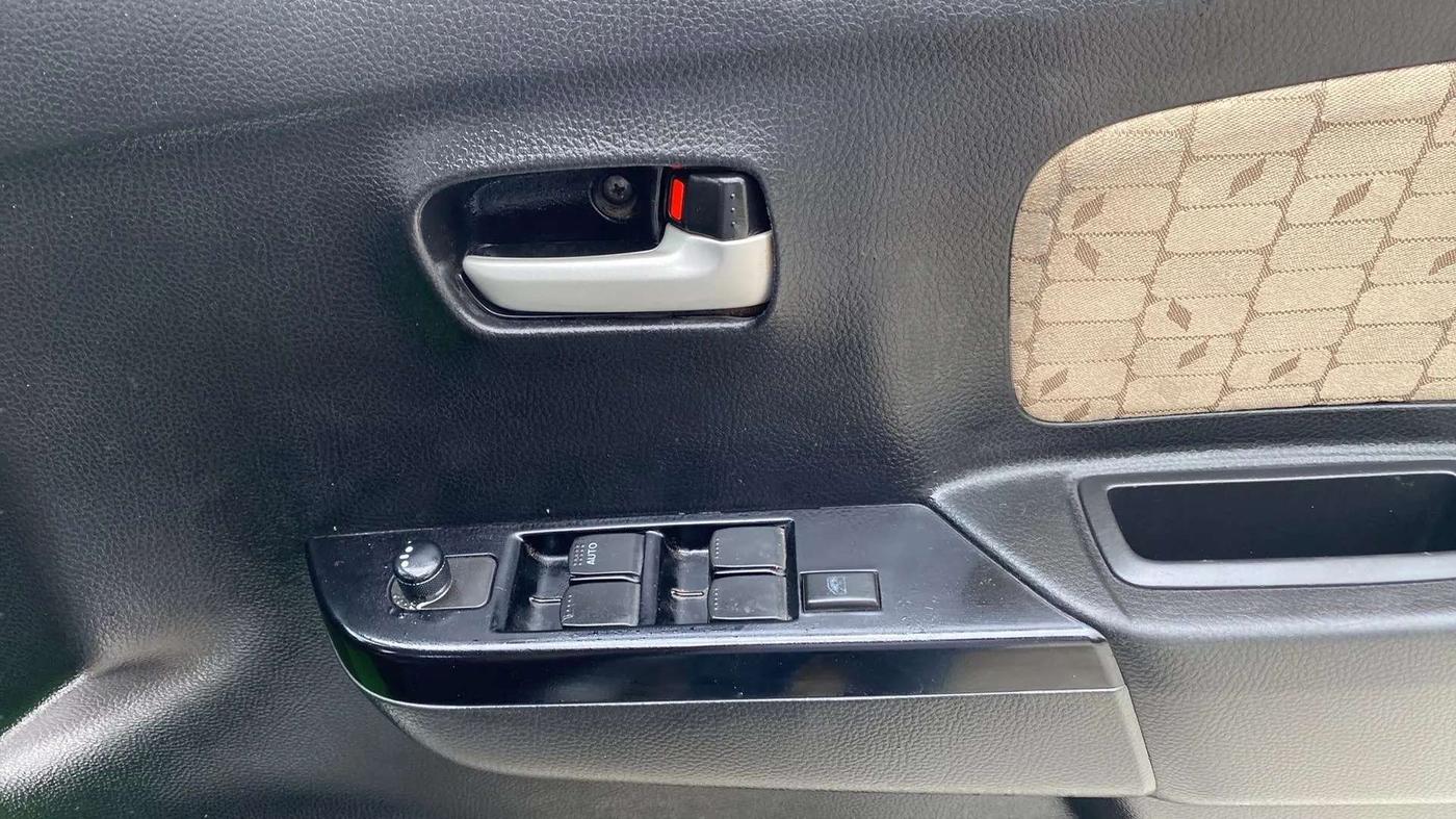 2017 Maruti Wagon R 1.0 VXI, Petrol, Manual, 82,958 km, Driver Side Door Panels Control