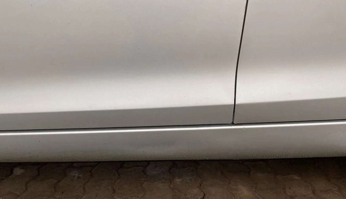 2013 Maruti Swift VXI, Petrol, Manual, 61,991 km, Left running board - Paint is slightly faded