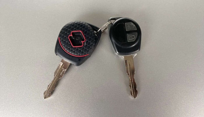 2013 Maruti Swift VXI, Petrol, Manual, 61,991 km, Key Close Up