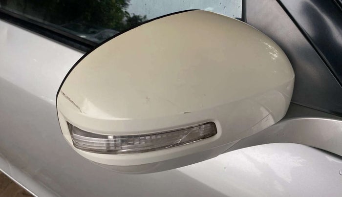 2013 Maruti Swift VXI, Petrol, Manual, 61,991 km, Right rear-view mirror - Indicator light has minor damage