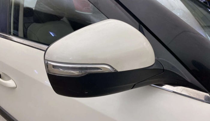 2021 Mahindra XUV300 W8 (O) 1.5 DIESEL, Diesel, Manual, 43,755 km, Right rear-view mirror - Indicator light has minor damage