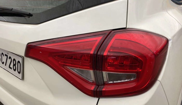 2021 Mahindra XUV300 W8 (O) 1.5 DIESEL, Diesel, Manual, 43,755 km, Right tail light - Minor scratches