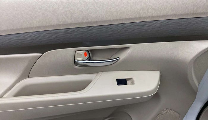 2021 Maruti Ertiga VXI CNG, CNG, Manual, 72,714 km, Left front window switch / handle - Power window makes minor noise