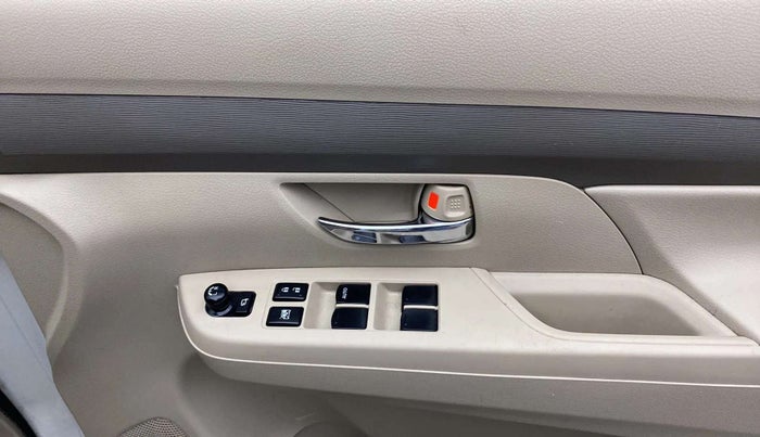 2021 Maruti Ertiga VXI CNG, CNG, Manual, 72,714 km, Right front window switch / handle - Power window makes minor noise