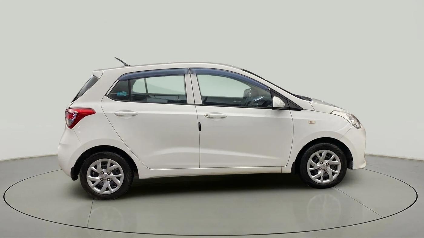 2017 Hyundai Grand i10 SPORTZ 1.2 KAPPA VTVT, Petrol, Manual, 38,497 km, Right Side View