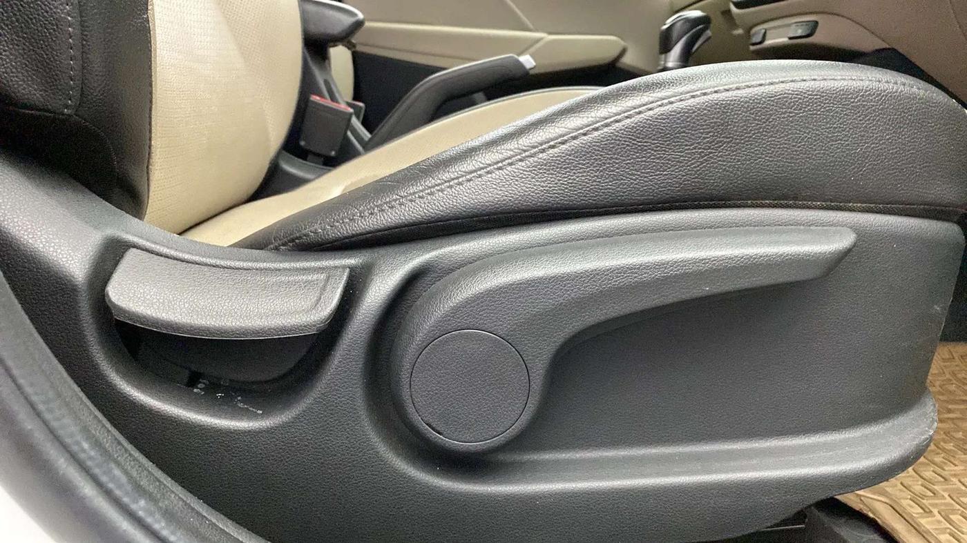 2017 Hyundai Verna 1.6 VTVT SX (O) AT, Petrol, Automatic, 1,07,957 km, Driver Side Adjustment Panel