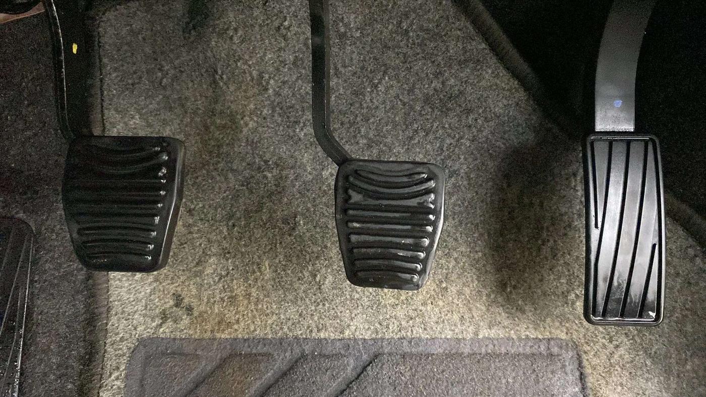 2016 Mahindra Kuv100 K8 6 STR, Petrol, Manual, 48,771 km, Pedals