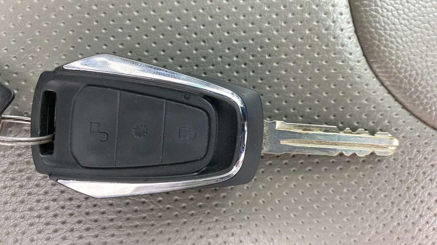 2016 Mahindra Kuv100 K8 6 STR, Petrol, Manual, 48,771 km, Key Close Up