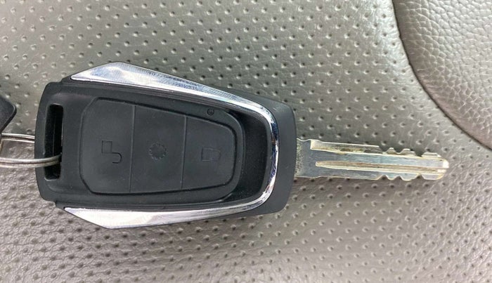 2016 Mahindra Kuv100 K8 6 STR, Petrol, Manual, 48,771 km, Key Close Up