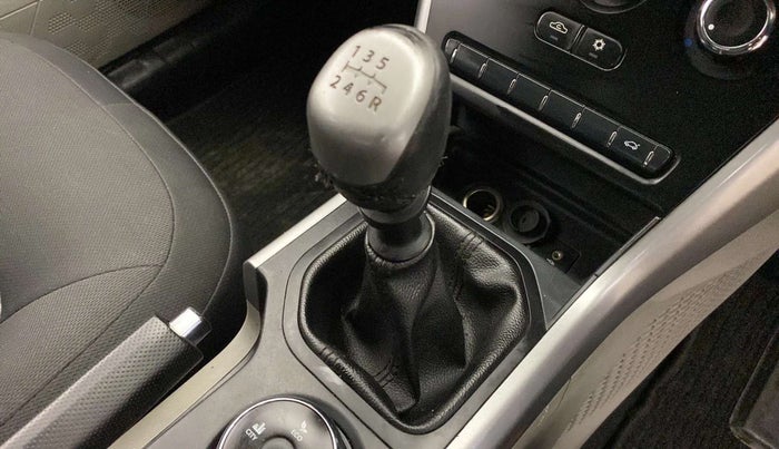 2018 Tata NEXON XM PETROL, Petrol, Manual, 55,617 km, Gear lever - Knob cover torn