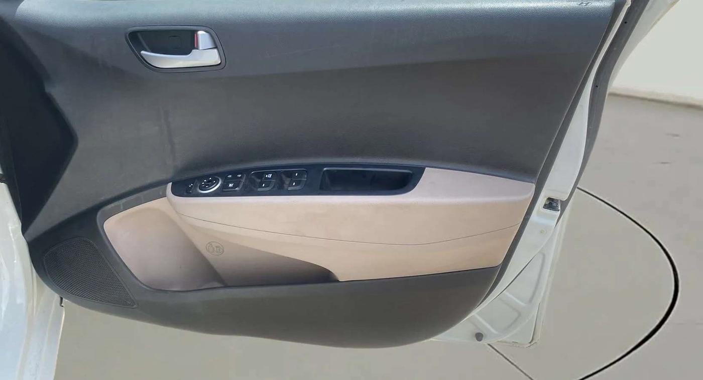 2015 Hyundai Grand i10 SPORTZ 1.2 KAPPA VTVT, Petrol, Manual, 13,725 km, Driver Side Door Panels Control