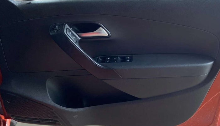 2014 Volkswagen Polo COMFORTLINE 1.2L, Petrol, Manual, 77,918 km, Driver Side Door Panels Control