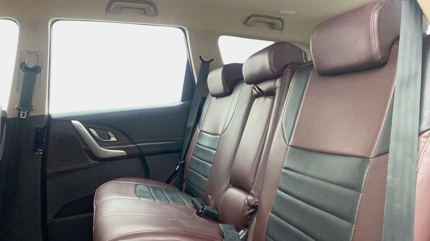 2015 Mahindra XUV500 W6, Diesel, Manual, 70,308 km, Right Side Rear Door Cabin