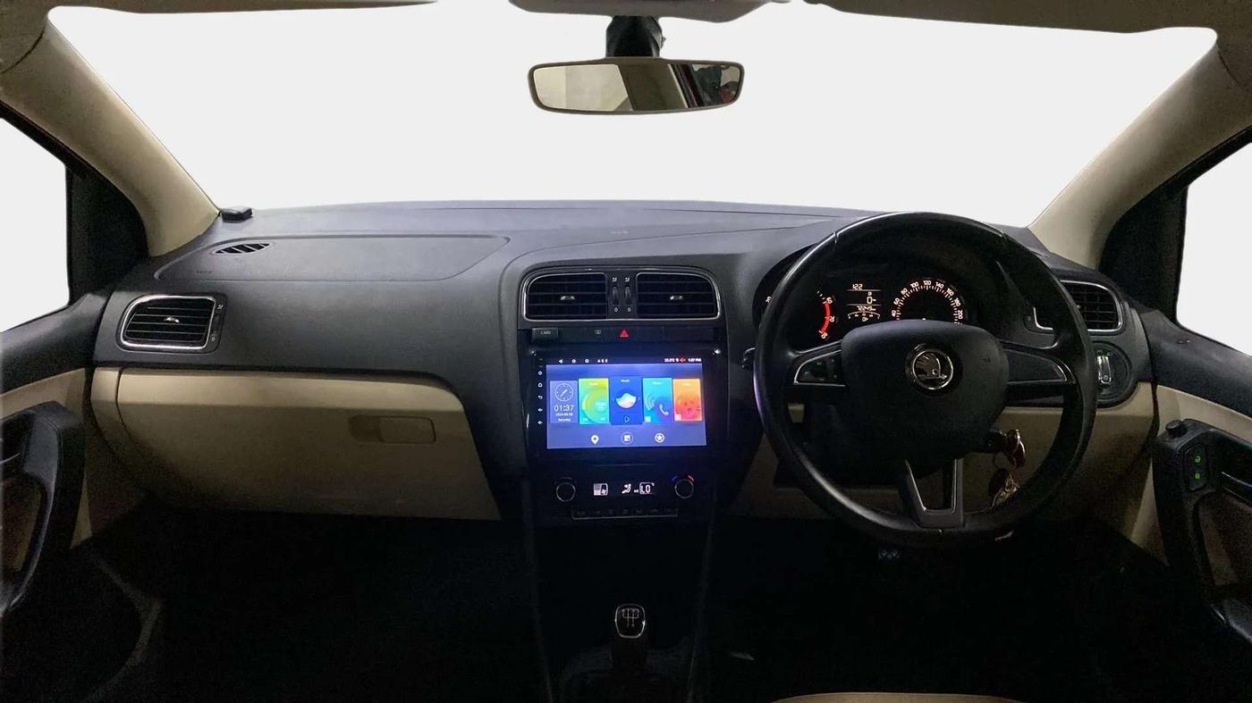 2016 Skoda Rapid STYLE 1.6 MPI, Petrol, Manual, 72,688 km, Dashboard