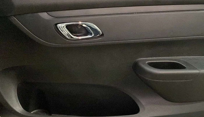 2019 Renault Kwid RXT 1.0 (O), Petrol, Manual, 13,397 km, Driver Side Door Panels Control