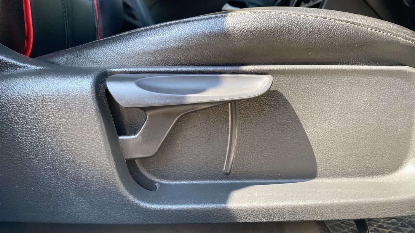 2016 Volkswagen Polo COMFORTLINE 1.2L, Petrol, Manual, 81,452 km, Driver Side Adjustment Panel