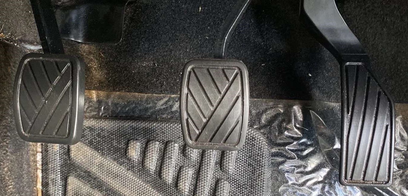2022 Maruti BREZZA VXI SMART HYBRID, Petrol, Manual, 23,201 km, Pedals