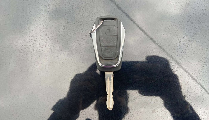 2018 Mahindra KUV 100 NXT K8 P 6 STR, Petrol, Manual, 34,523 km, Key Close Up