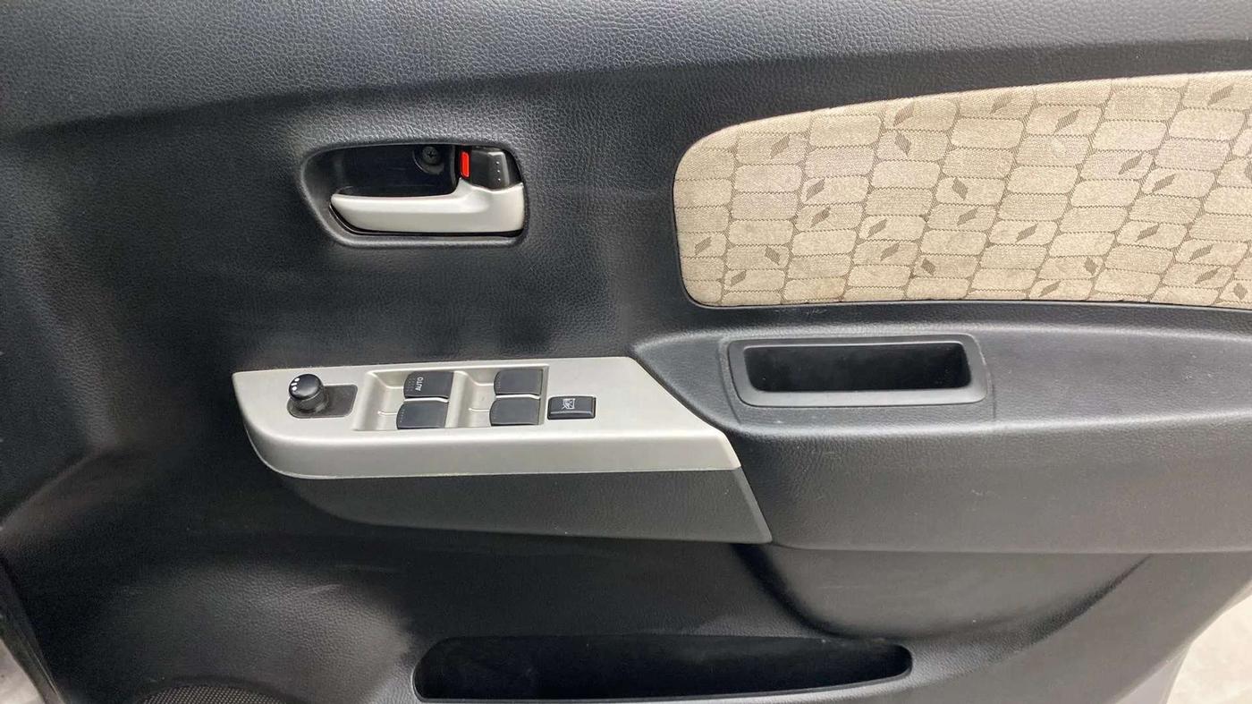 2013 Maruti Wagon R 1.0 VXI, Petrol, Manual, 43,385 km, Driver Side Door Panels Control