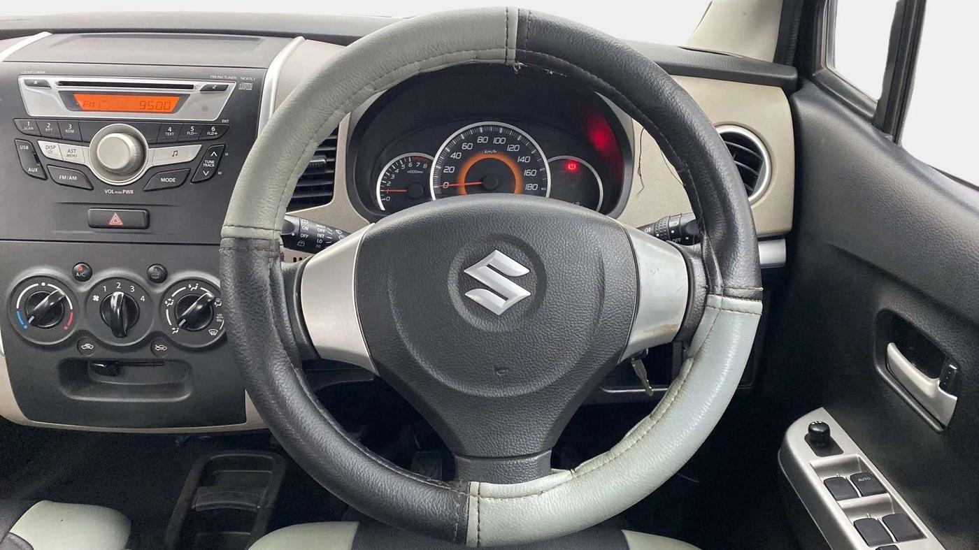 2013 Maruti Wagon R 1.0 VXI, Petrol, Manual, 43,385 km, Steering Wheel Close Up